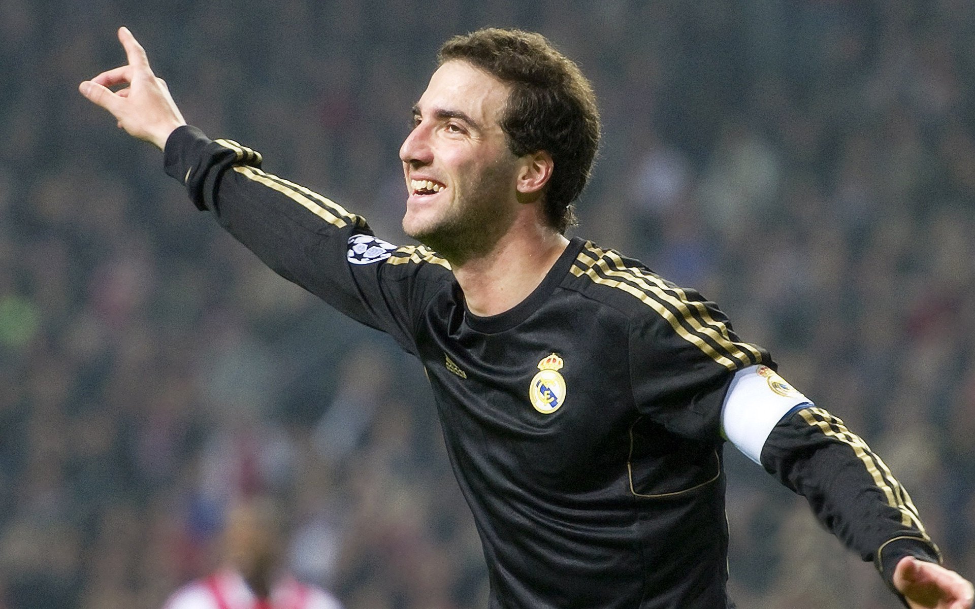 开云官方网站-切尔西2-2平卡拉巴赫，欧冠失利引发球队关注，切尔西卡拉宝球衣